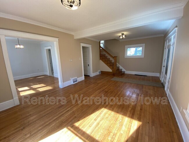 Building Photo - 1622 E 8th St