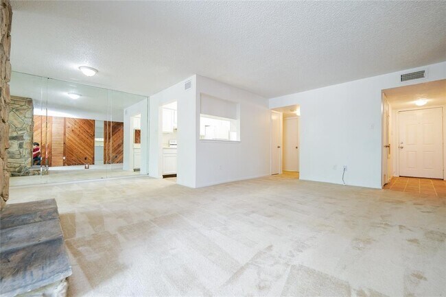 Building Photo - 17401 Red Oak Dr