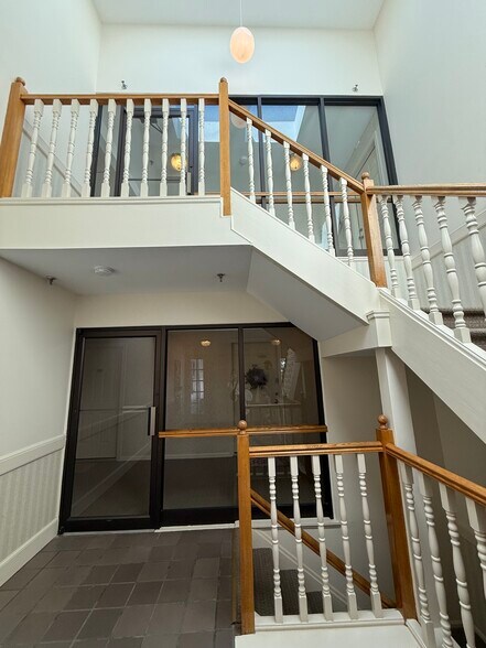 Common entryway - 14 Heritage Dr