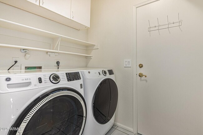 Building Photo - 9069 W Behrend Dr