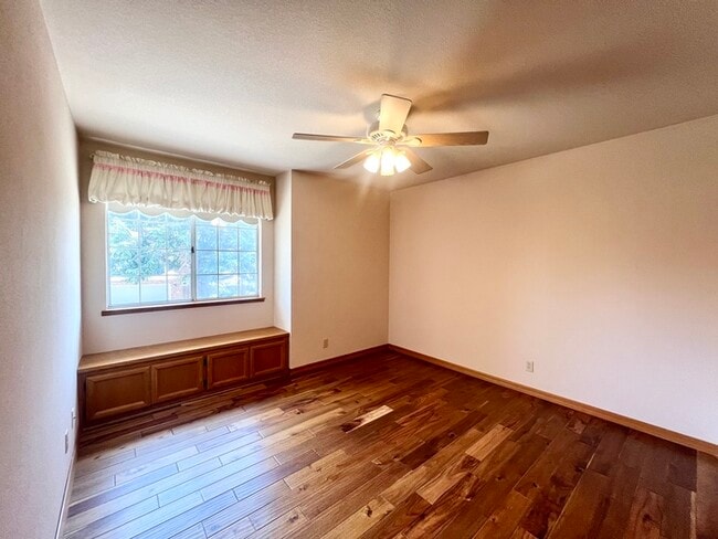 Building Photo - 1305 Manzano Way