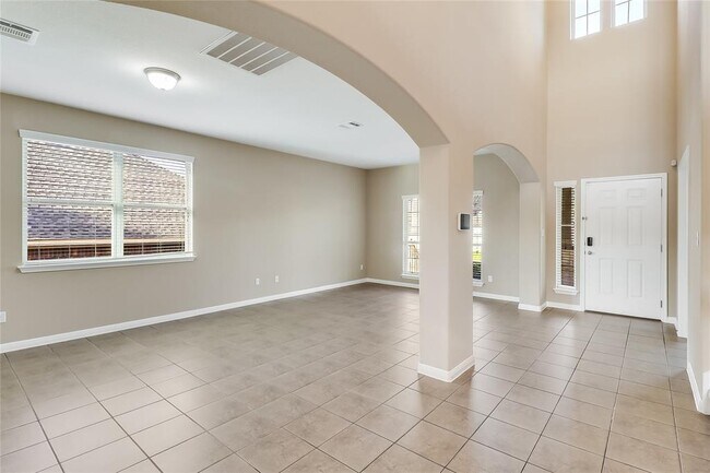 Building Photo - 401 Silver Trail