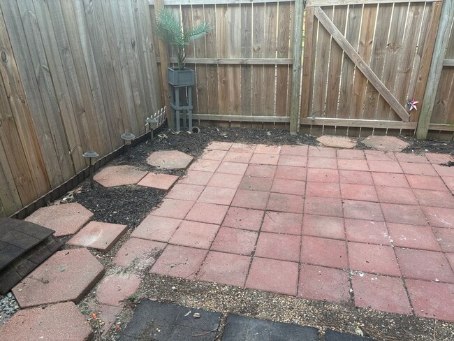Building Photo - Charming 3 Bedroom 1.5 Bathroom Newport Ne...