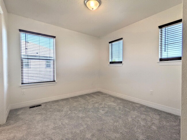 Building Photo - 1157 Bon Homme Richard Dr