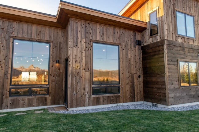 Building Photo - 3402 Alta Vista Dr