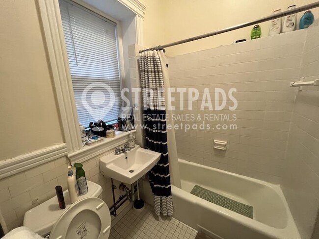 Building Photo - bedroom in Boston MA 02215