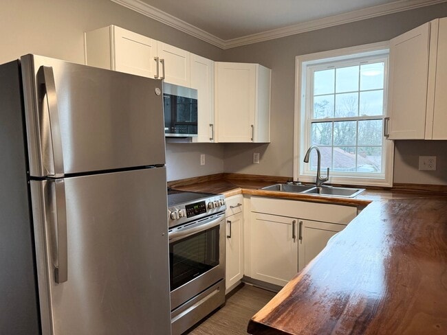 Building Photo - Renovated 2BR Home Minutes from Downtown Hickory – Washer & Dryer Included!