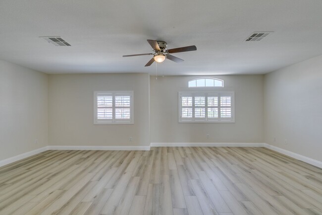Building Photo - Beautiful 4-Bedroom Home Near Downtown Sum...