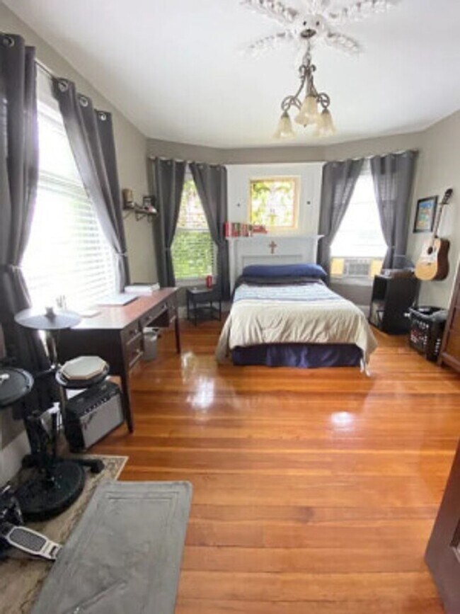 Building Photo - ALLSTON 3 BR Apartment - 9/1