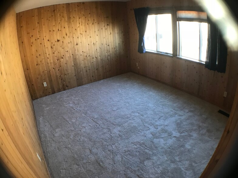 Building Photo - 23740 Lakeview Dr