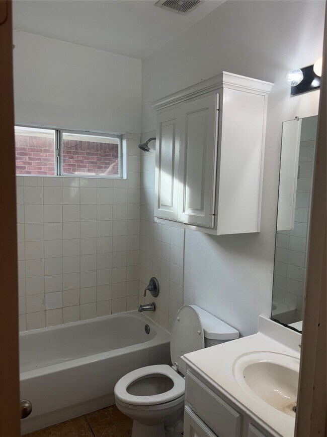 Building Photo - 1930 Shady Oaks Ct