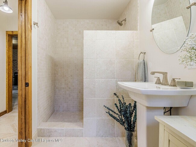 Building Photo - 10 Purdy Hollow Rd