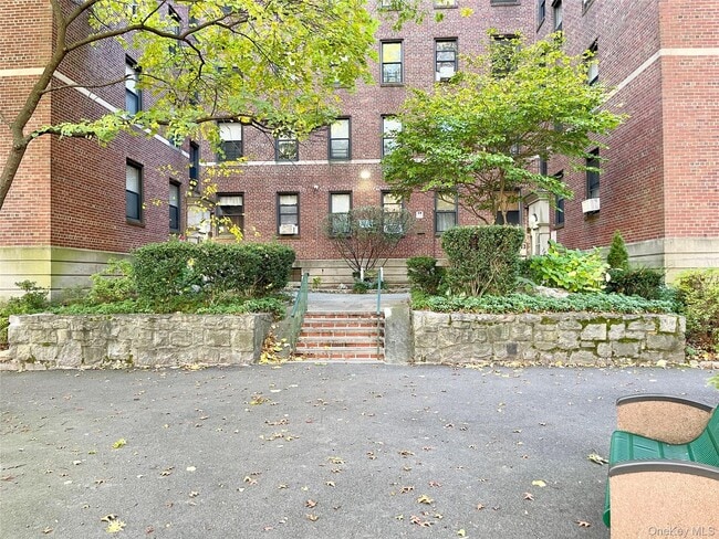 Primary Photo - 321 Larchmont Acres