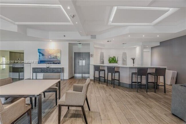 Building Photo - 100 Lincoln Rd