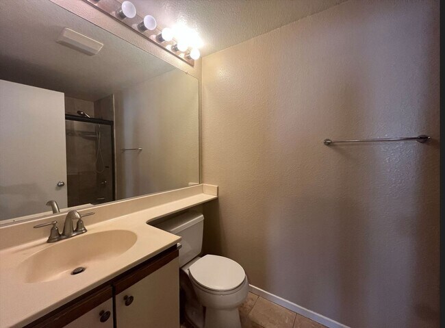 Building Photo - Gorgeous 2BR/2.5BA Condo in University City/Golden Triangle