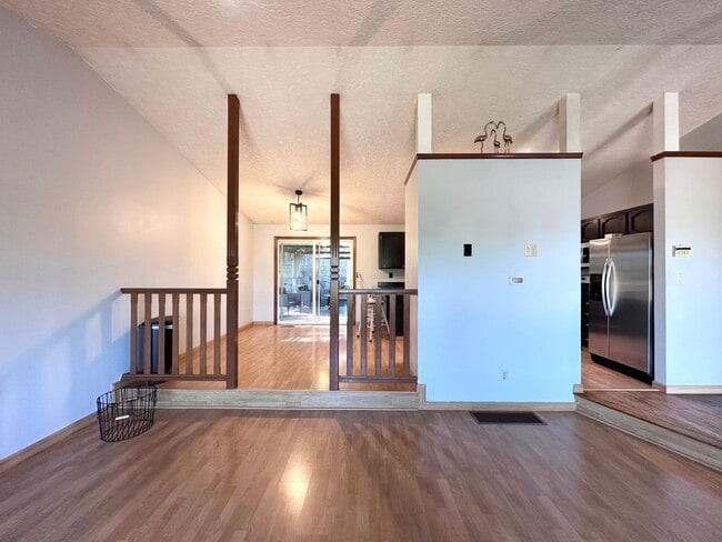 Building Photo - 3 Bed 2.5 Bath 3 Level Home w/ Furnished B...