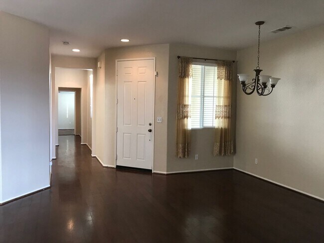 Building Photo - 3 BEDROOM VICTORVILLE HOME IN SPRING VALLE...