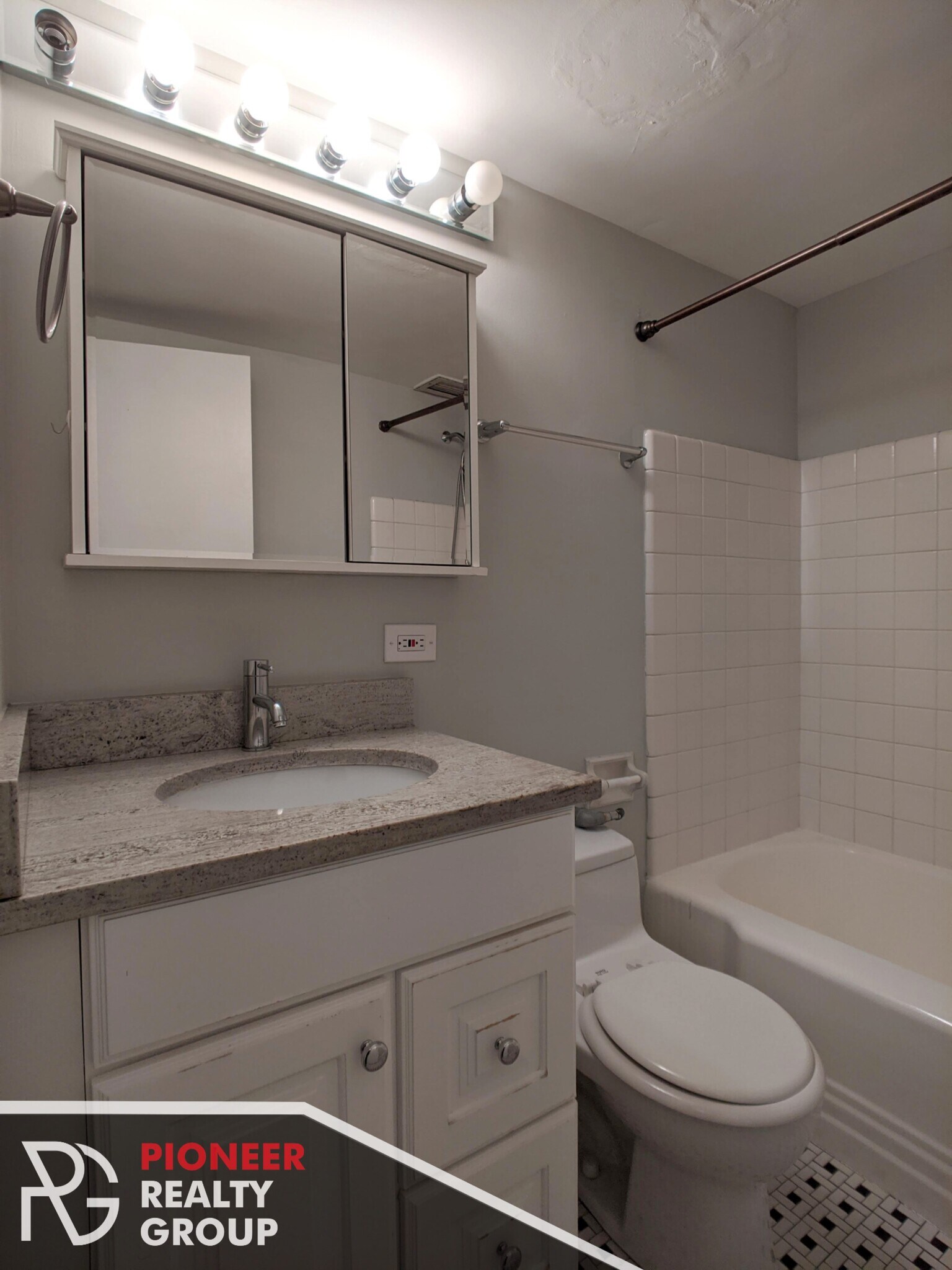 Building Photo - 429 W Wellington Ave