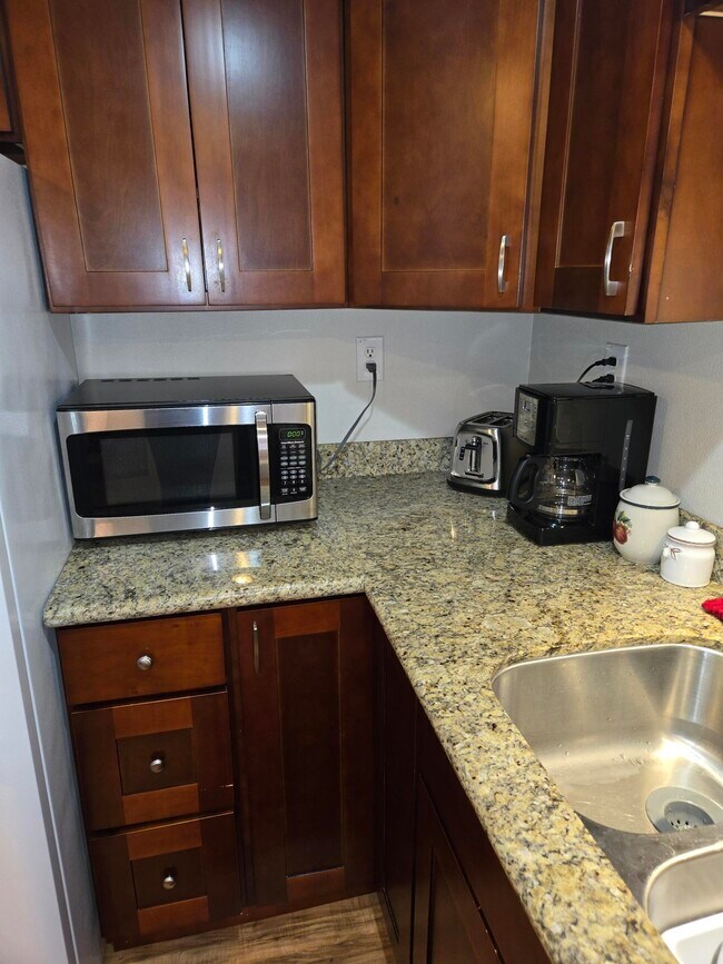 Building Photo - 1213 5th St