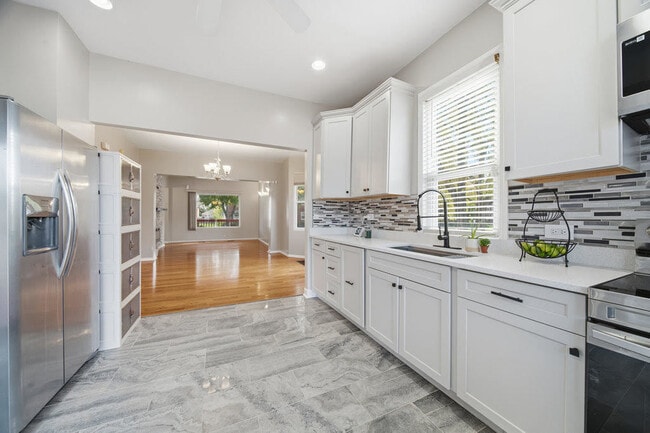 Building Photo - 11224 S Hermosa Ave