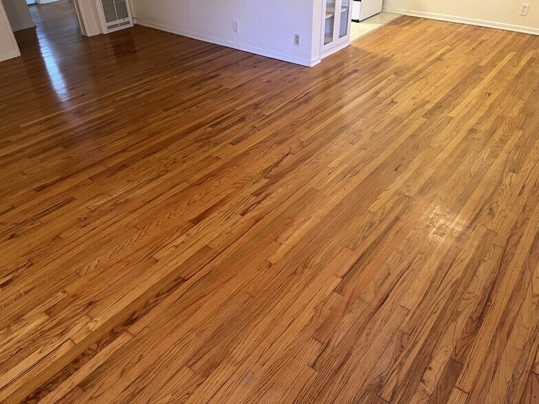 White Oak Floors - 3171 S Barrington Ave