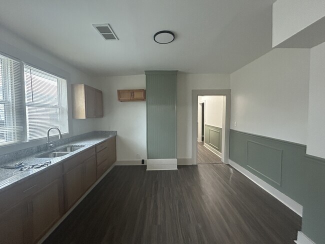 Building Photo - 895 Kney St