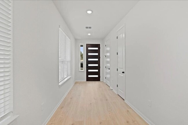 Building Photo - 1612 Kit Cir