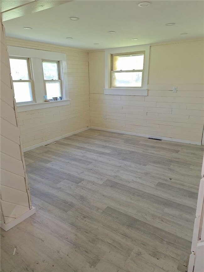 Building Photo - 40 Oak St