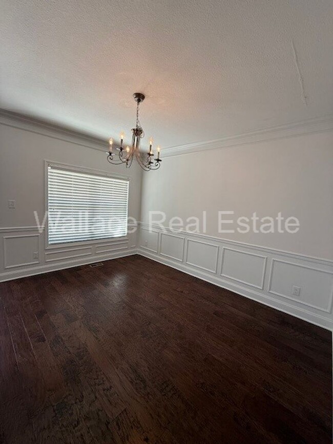 Building Photo - LOCATED IN HALLS BEAUTIFUL 2 STORY HOME WI...