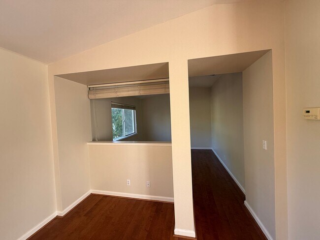 Building Photo - 5 bedrooms located in Redbridge Gated Community!