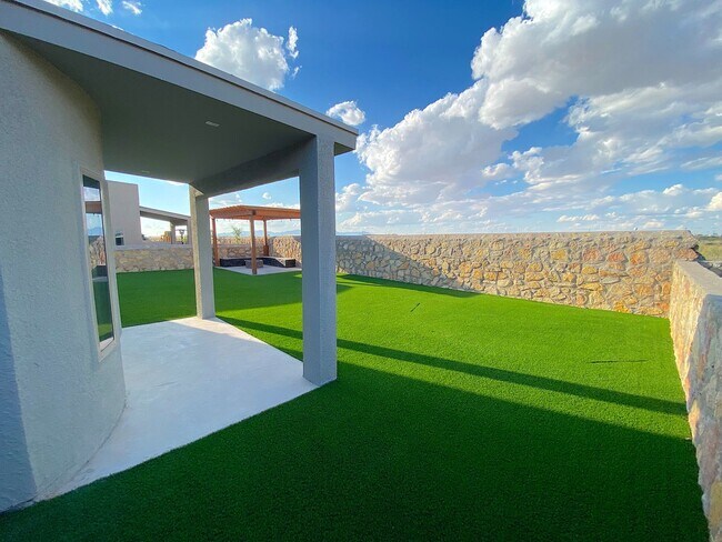 Building Photo - Spacious 4 Bedroom Refrig A/C Home
