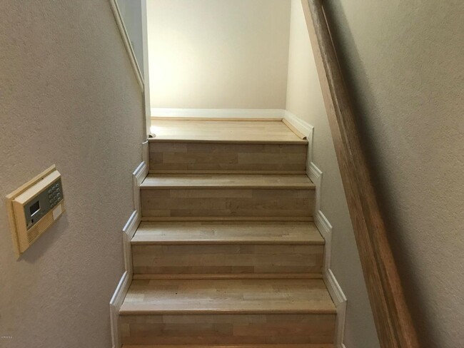 Building Photo - Nice Oak Park Corner Unit Townhome Which I...
