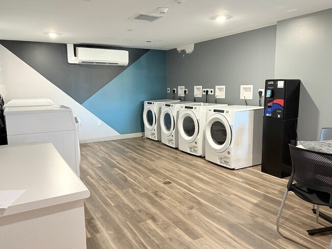 Building Photo - 466 River St