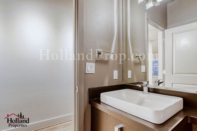 Building Photo - New Rent Price: $2,150 +$250 Off First 2 Full Months - Better Than New Light-Filled Townhome in H...