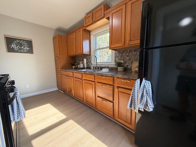 Building Photo - Remodeled 3 bed, 1 bath home for rent in E...