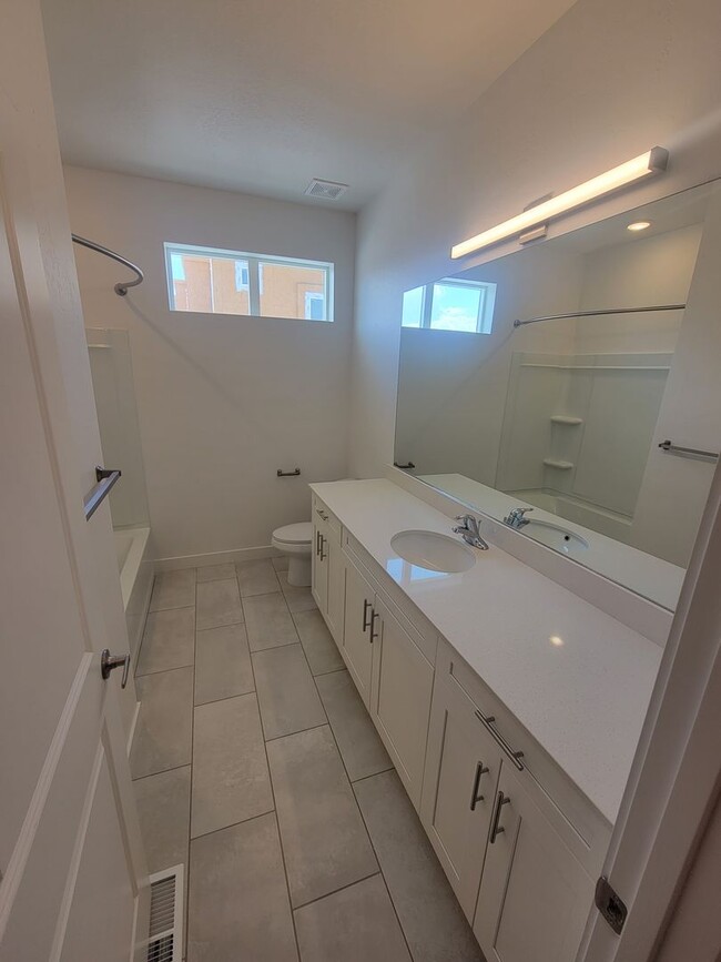 Building Photo - GORGEOUS Spacious Town Home