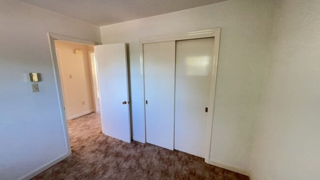 Building Photo - Jeanette Avenue-1041/1043 (Duplex)