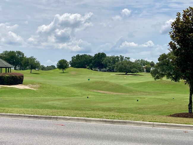 Building Photo - Golf Course Home!
