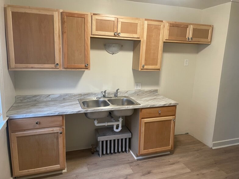 Kitchen - 14353 Strathmoor St