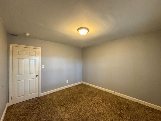 Building Photo - Charming 3 Bed 1 Bath Home Conveniently Lo...