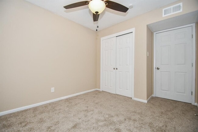 Building Photo - 2832 S Bartell Dr