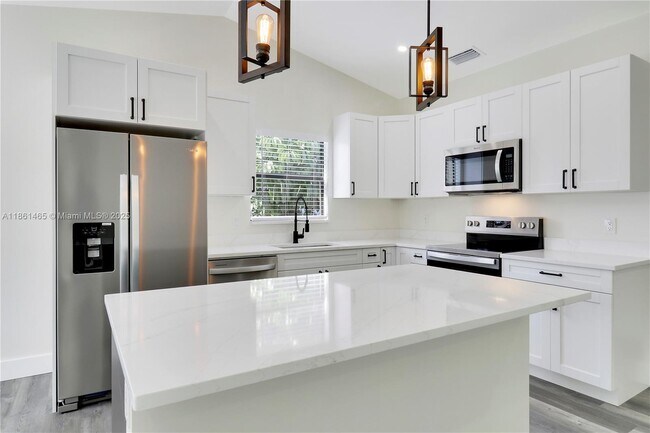 Building Photo - 143 Greentree Cir