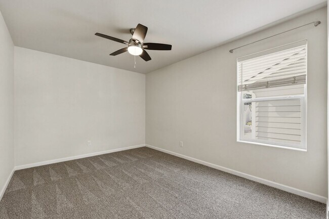 Building Photo - MOVE IN READY NOW! A/C! Multi generational living? Home office? Tumwater School District
