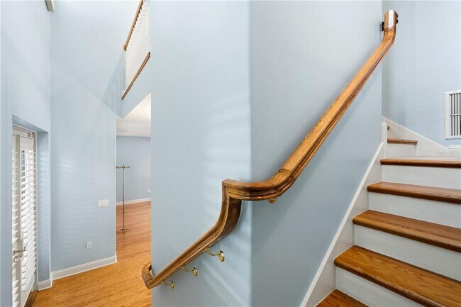 Building Photo - 515 5th Ave NE