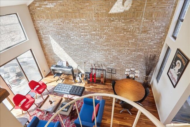 Building Photo - Uniquely located, and beautifully appointe...