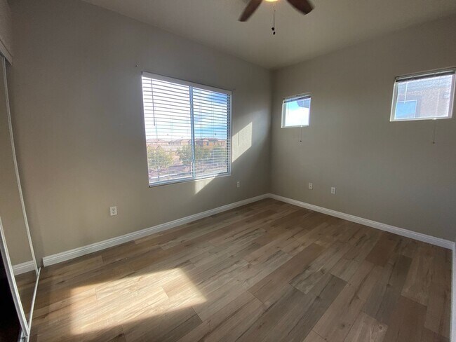 Building Photo - Modern Condo in Gated Community!