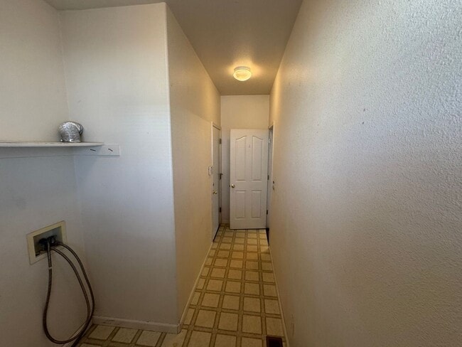 Building Photo - Quiet Home on Cul-De-Sac Available now!!