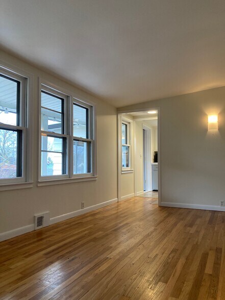 Building Photo - 3097 Lincolnview St