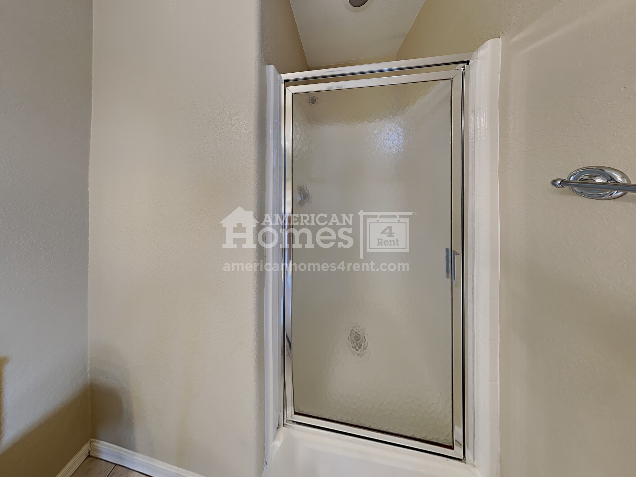 Building Photo - 9050 E Glenmont Dr