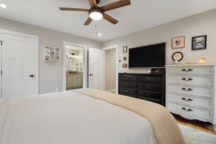 Large primary bedroom and en-suite bathroom. - 33 Rex Dr